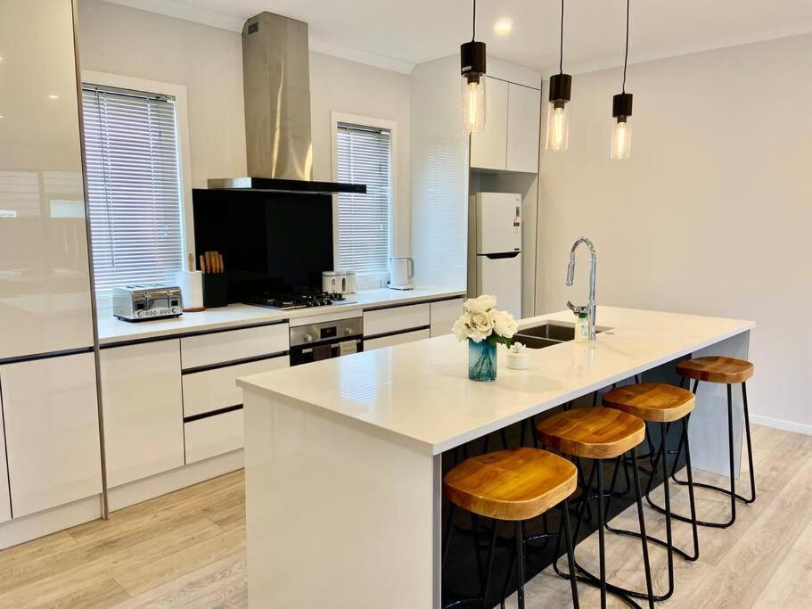 Morden Spacious New House Hamilton Exterior foto