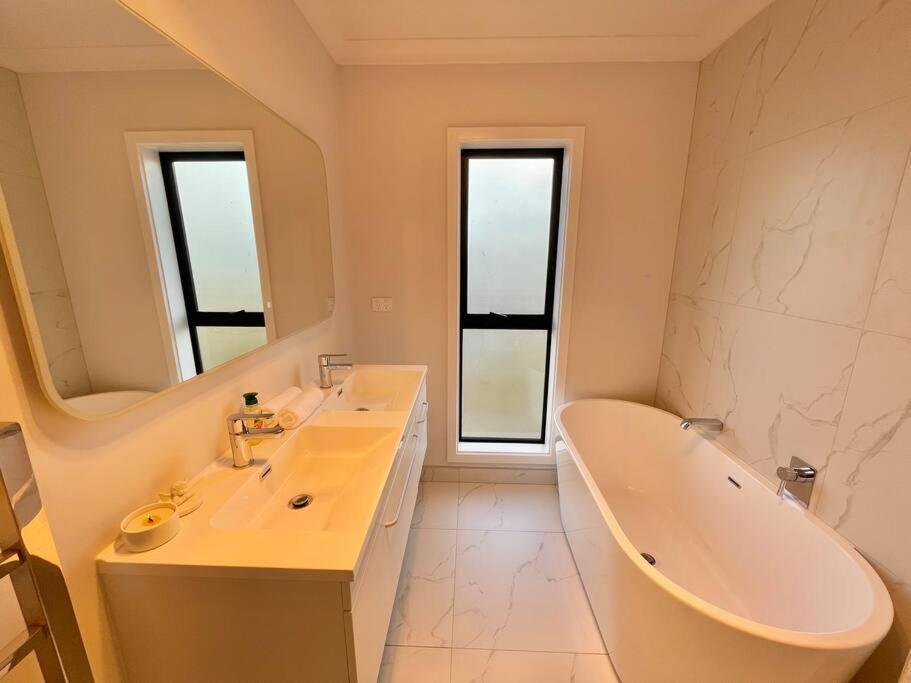 Morden Spacious New House Hamilton Exterior foto