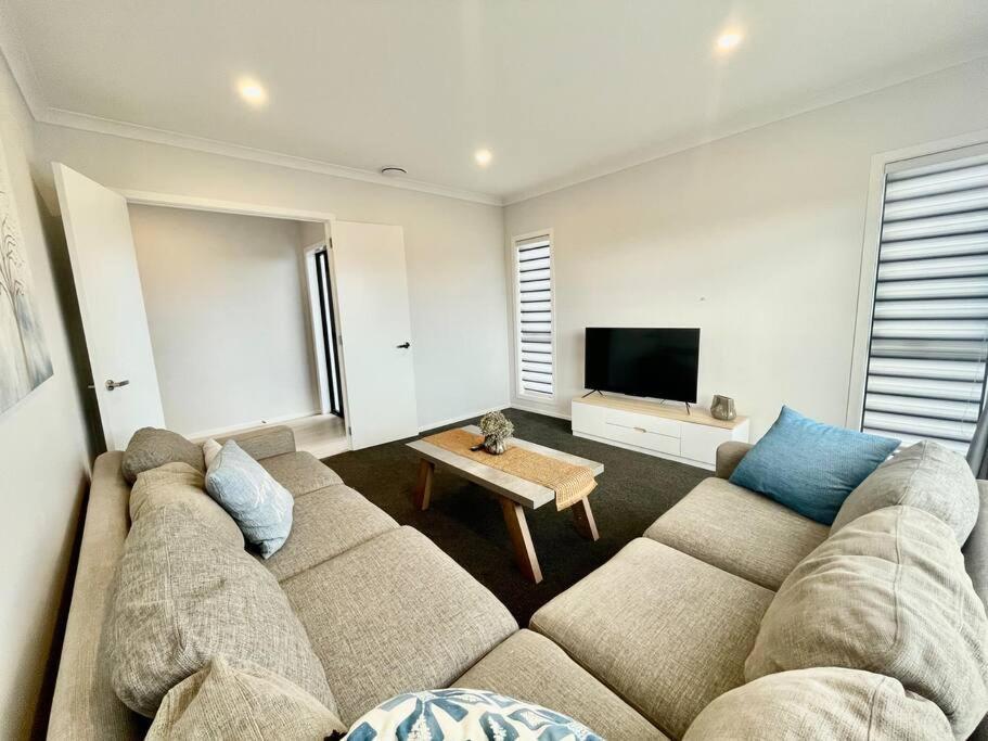 Morden Spacious New House Hamilton Exterior foto